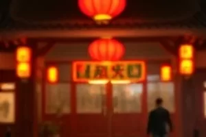 《榉坂食堂》横版剧照，木质吧台与冒着热气的汤碗